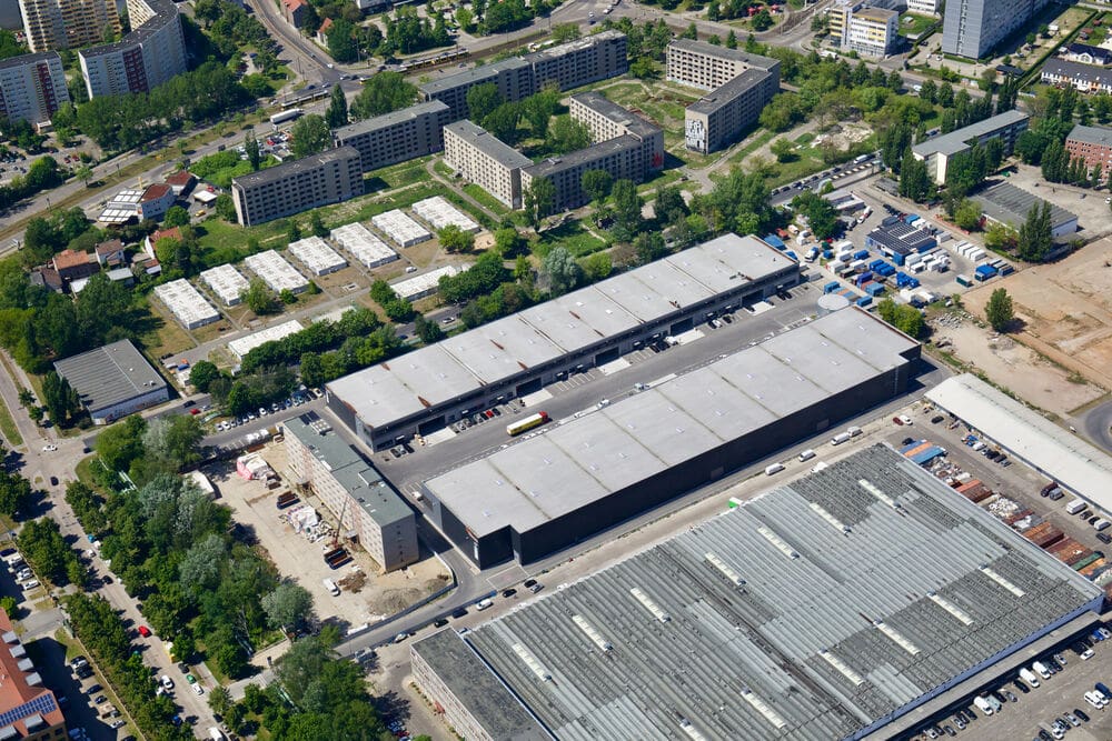 Luftbild der Wollenberger Straße in Berlin mit Blick auf die neugebauten Hallen