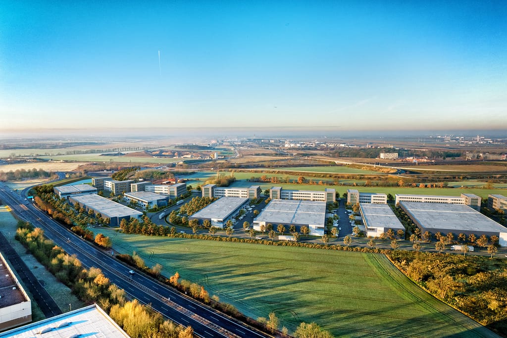 Luftbild von Logistik- und Produktionshallen