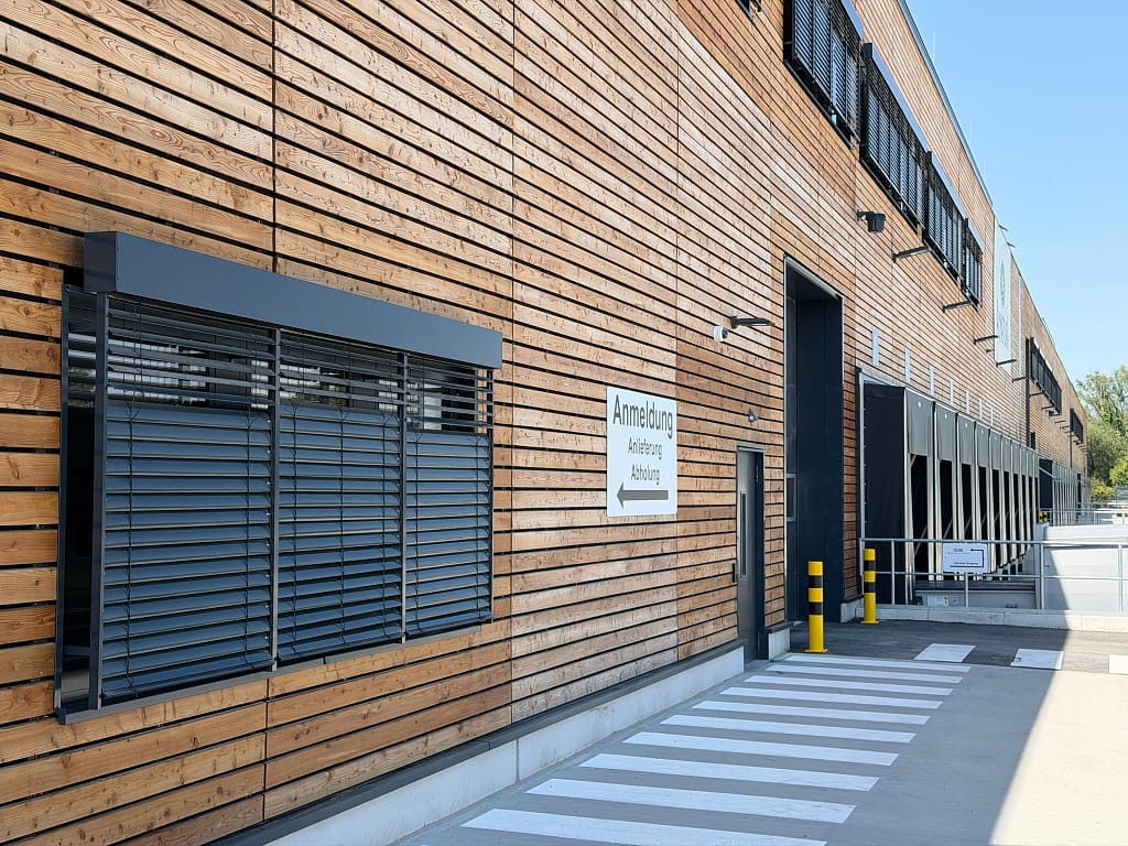 Holzfassade eines Logistikzentrums
