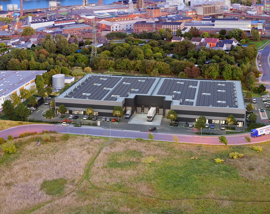 Luftbild einer Produktions- und Logistikimmobilie am Stadtrand