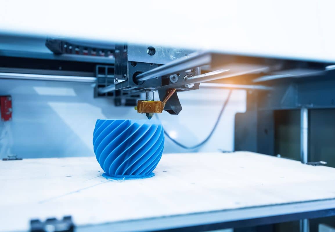 3D-Drucker druckt einen blauen Gegenstand