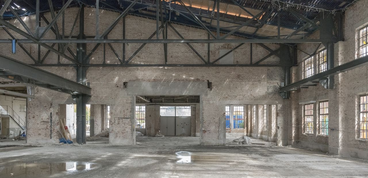 Unsanierte und marode historische Industriehalle von innen