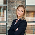Christin Schulz, Leiterin Region Nord, vor Backsteinwand