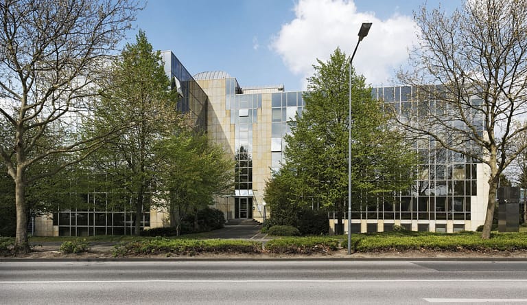 Blick auf den UnternehmerPark mit Strasse im Vordergrund