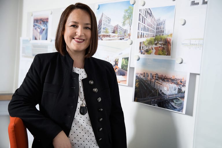 Lydia Jordan, Development Region West, stehend