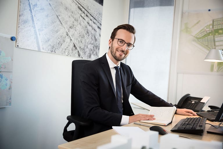 Douglas Hosemann, Development Region Süd, am Schreibtisch