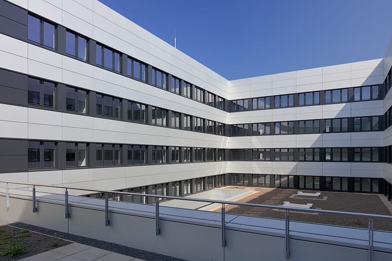 Fassade des Gebäudes der HSPV in Duisburg