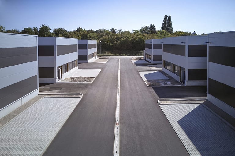 Ansicht der fertiggestellten Hallen des Aurelis UnternehmerParks in Köln-Porz