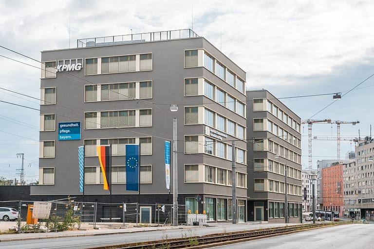 Außenansicht des neuen Bürogebäudes mit dem Logo von KPMG
