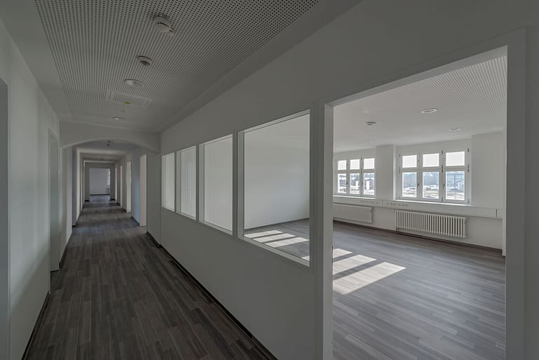 Innenansicht der Bürofläche im historischen Werkgebäude 2 im Triebwerk München.