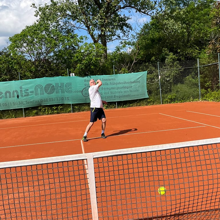 Aurelist Thorsten Maier, auf dem Tennisplatz