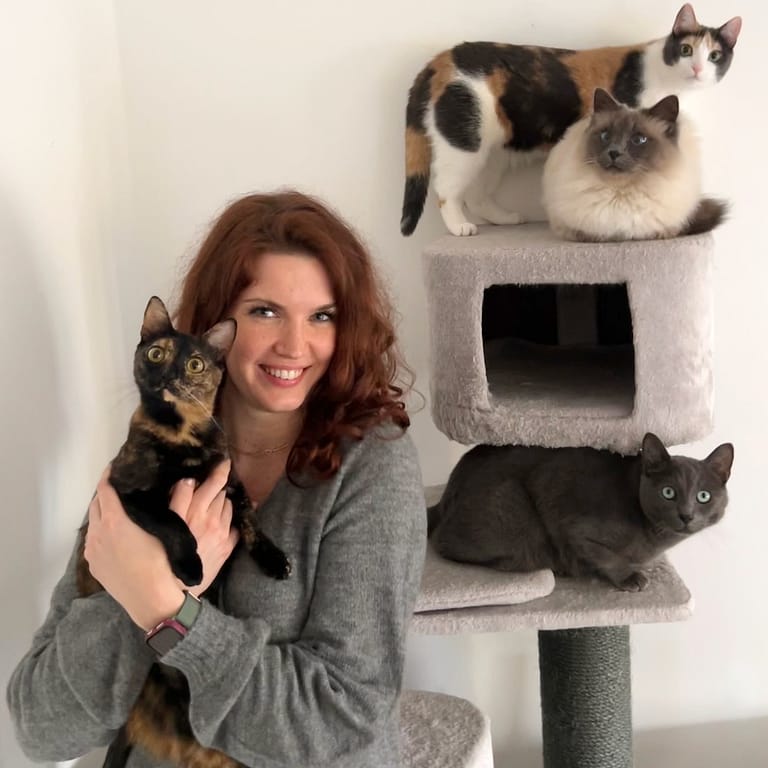 Aurelistin Gina Schrödter mit ihren Katzen