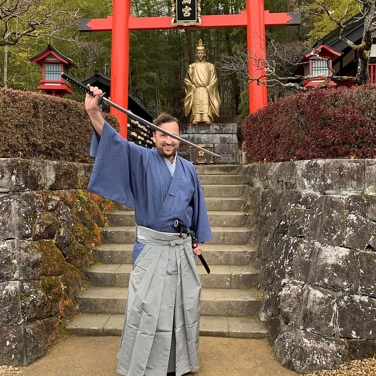 Aurelist Hartmut A. Glück mit Schwert in Japan